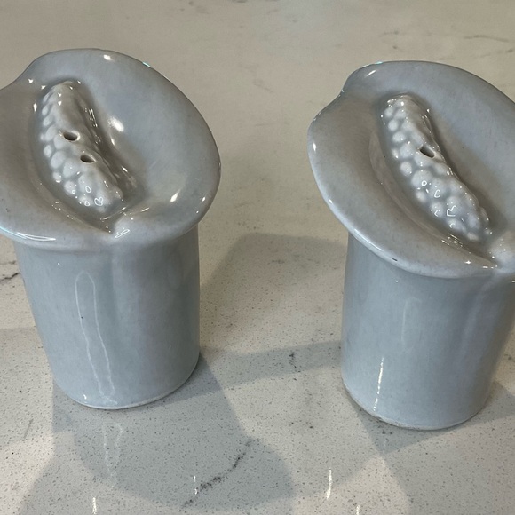 Vintage MCM Ceramic Calla Lily Salt & Pepper Shaker Set - Picture 10 of 12